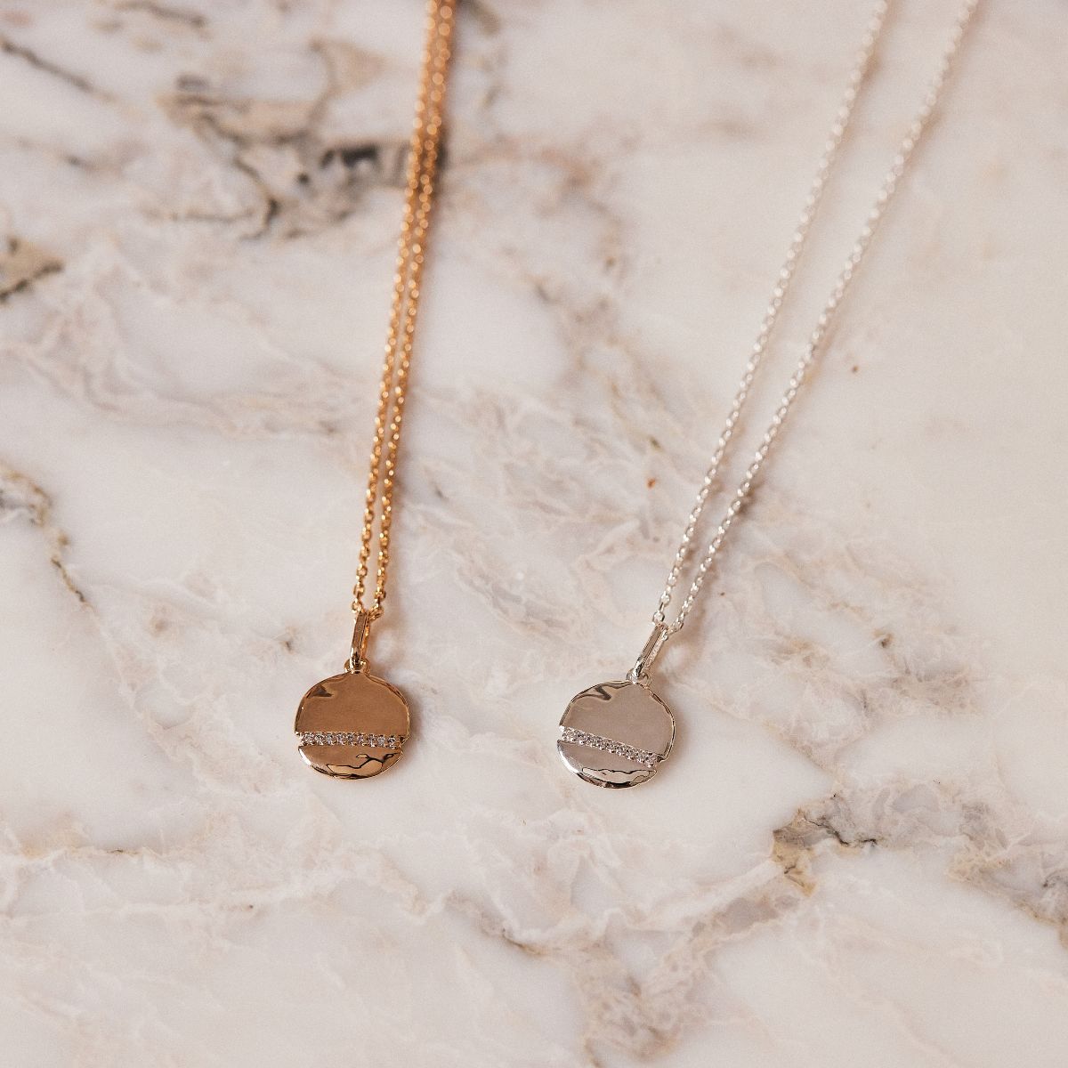 Or ou argent : comment savoir quelle couleur de bijoux nous va le mieux ?