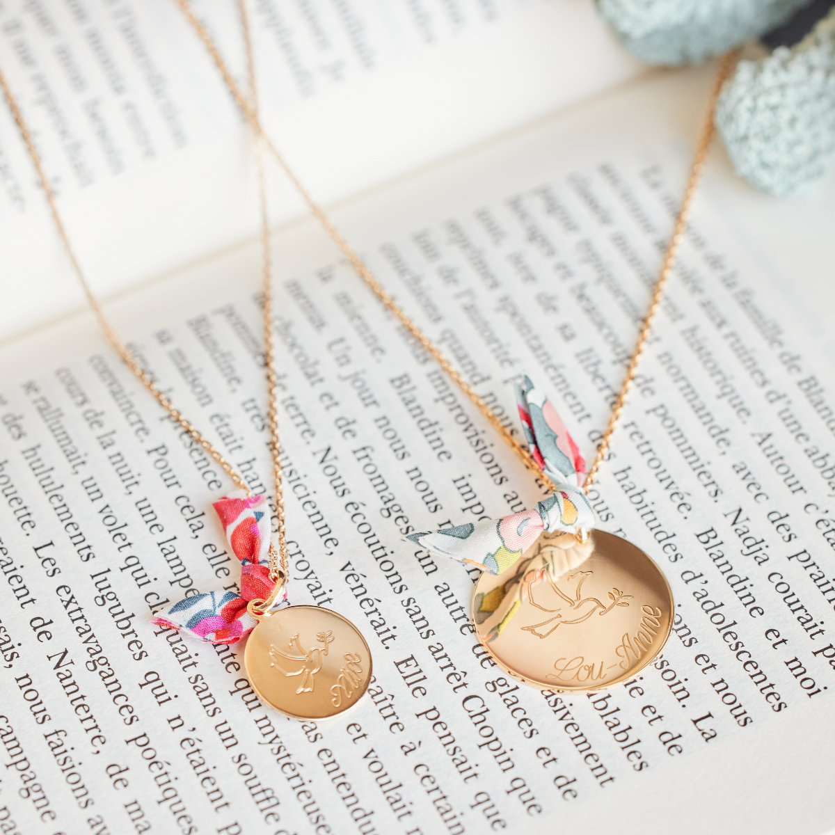 Collier petite médaille colombe sur chaîne en plaqué or