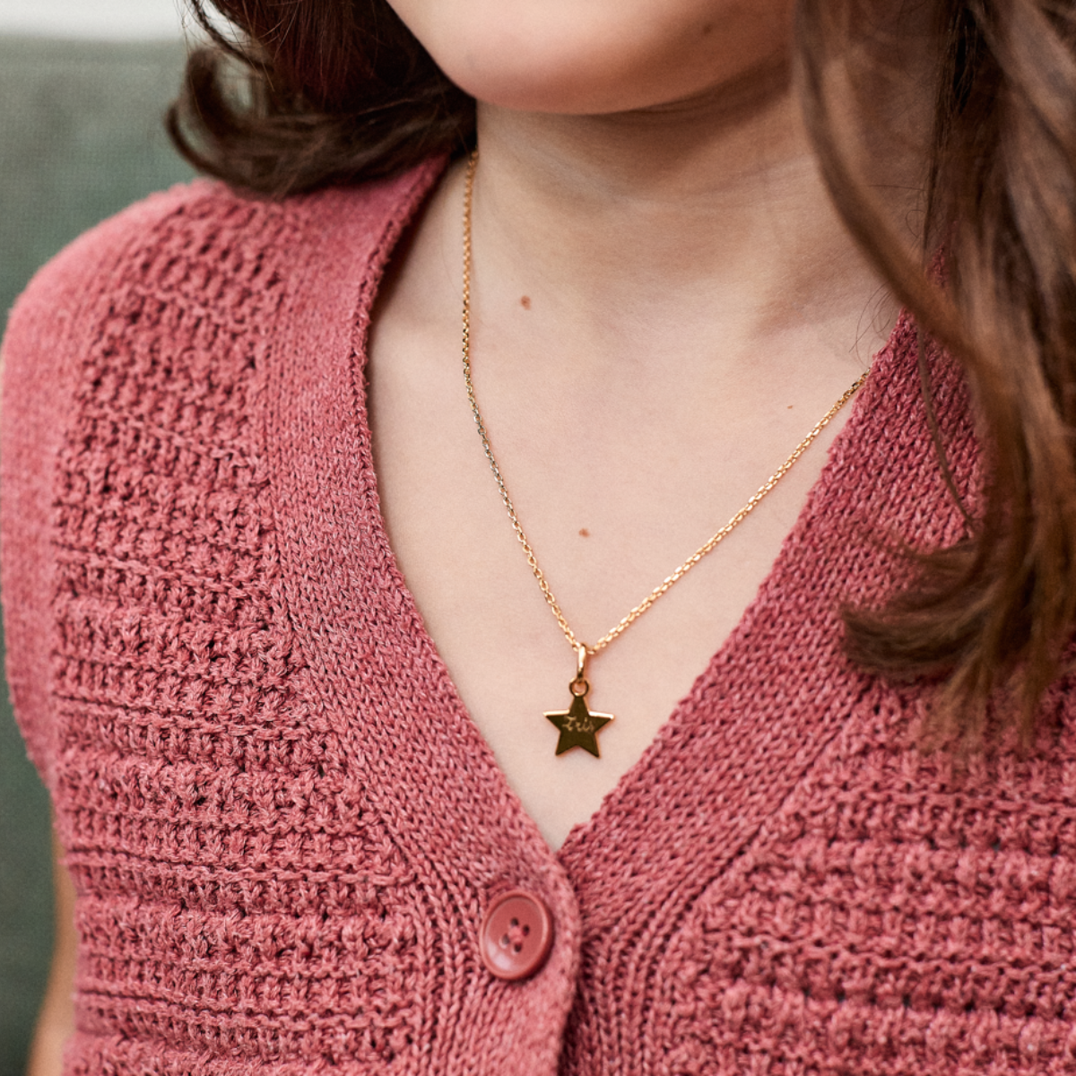 Collier 1 mini breloque sur chaîne forçat plaqué or