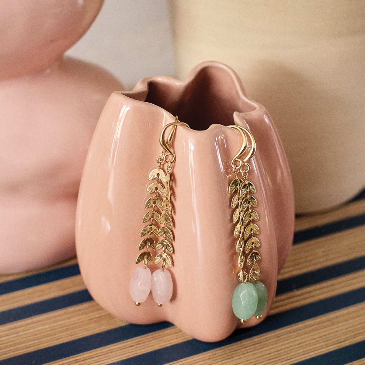 Boucles d'oreilles pendantes épis et pierre rose plaqué or