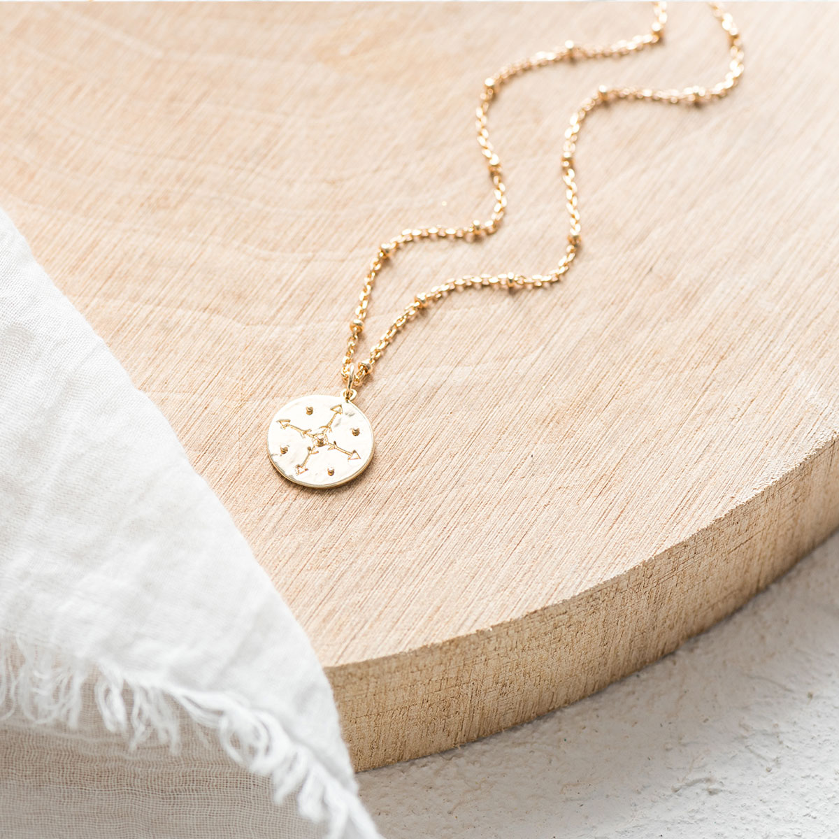 Collier rose des vents sur chaîne maille perlée