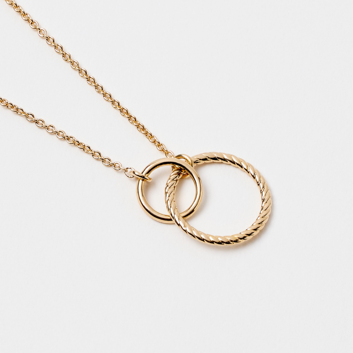 Collier duo d'anneaux lisse et strié plaqué or