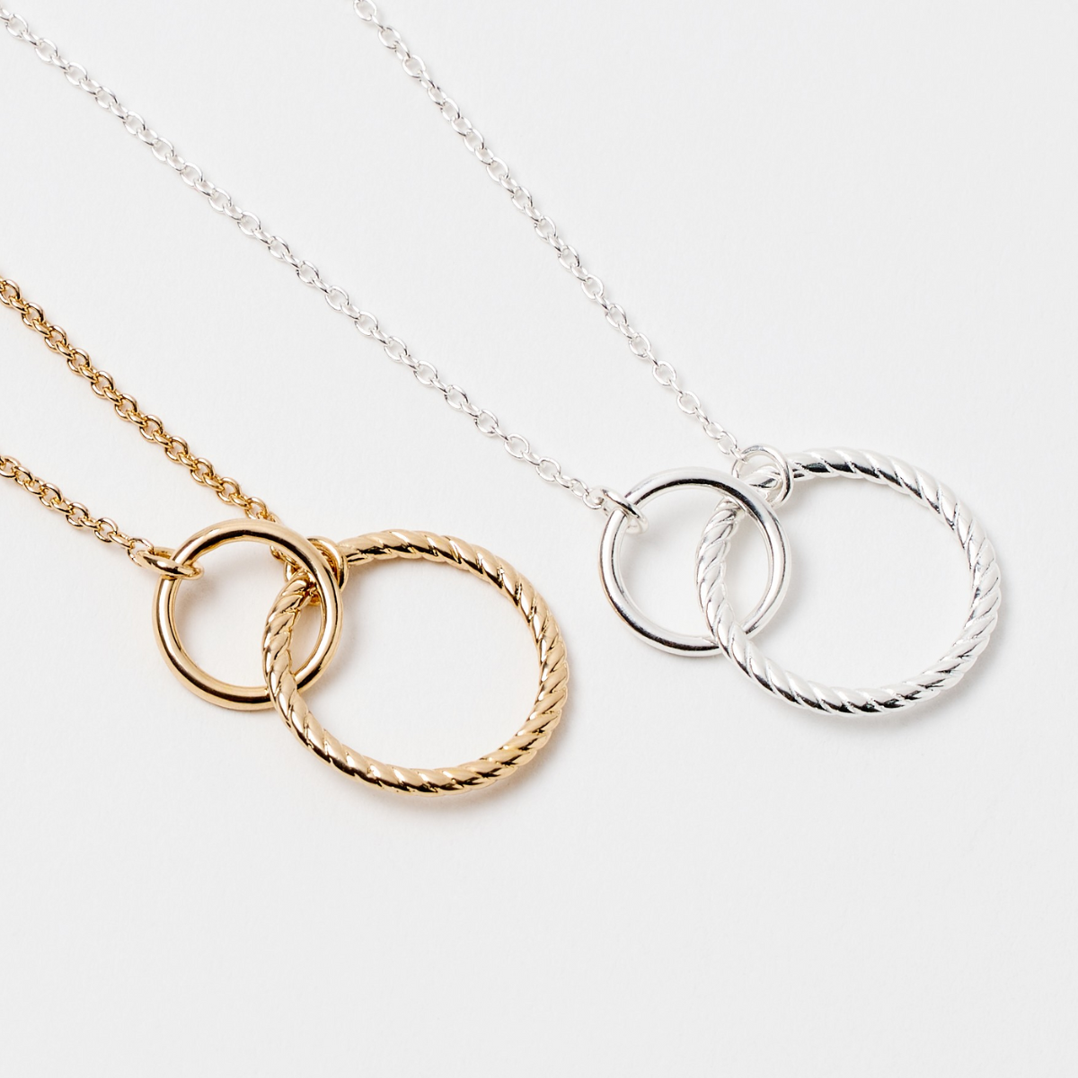 Collier duo d'anneaux lisse et strié plaqué or