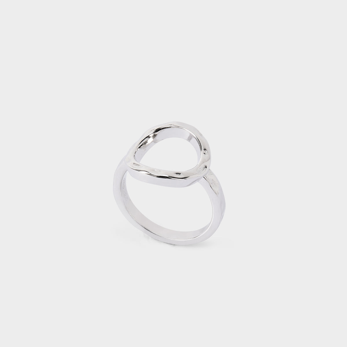 Bague Ô martelée argent