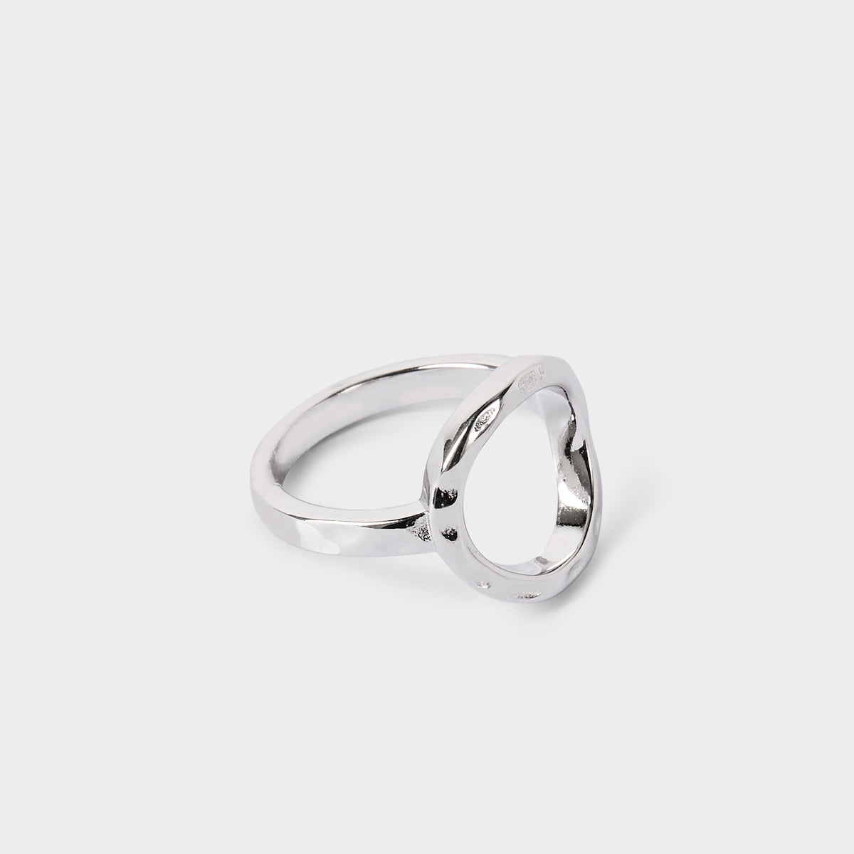 Bague Ô martelée argent