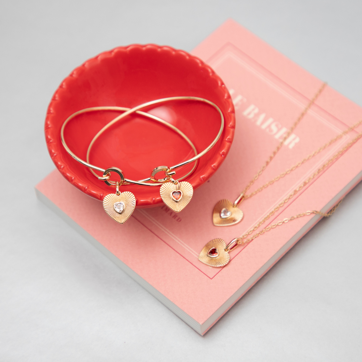 Bracelet cœur plaqué or et oxyde de zirconium rouge