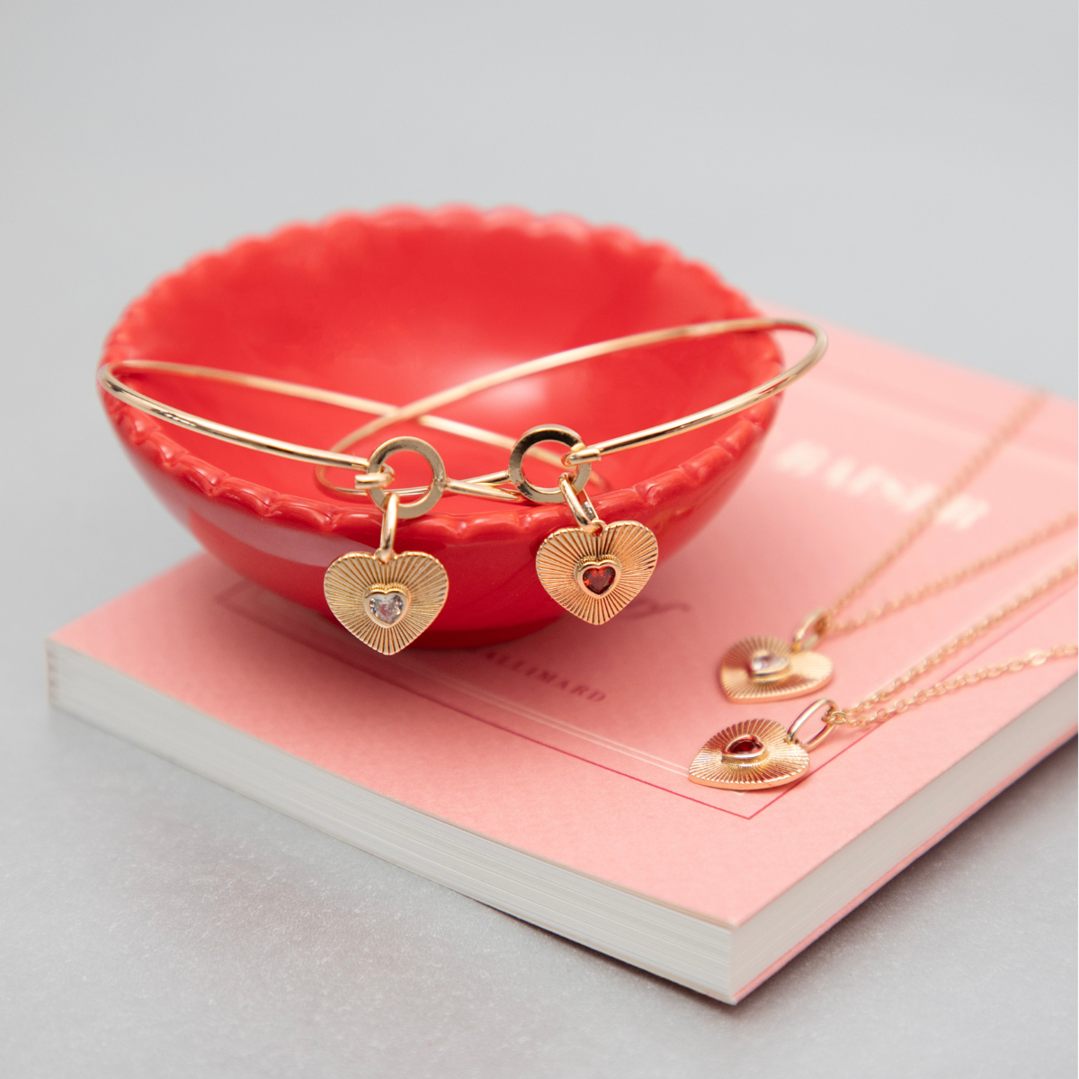 Bracelet cœur plaqué or et oxyde de zirconium rouge