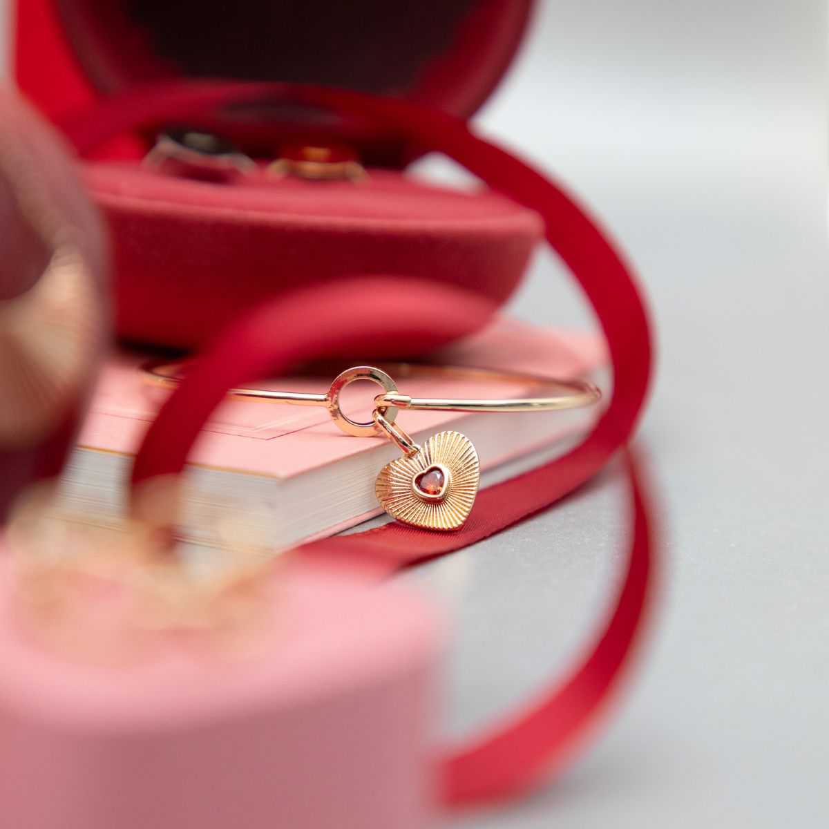 Bracelet cœur plaqué or et oxyde de zirconium rouge