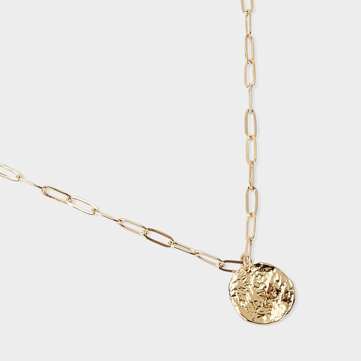 Collier breloque martelée sur chaîne à maillons plaqué or