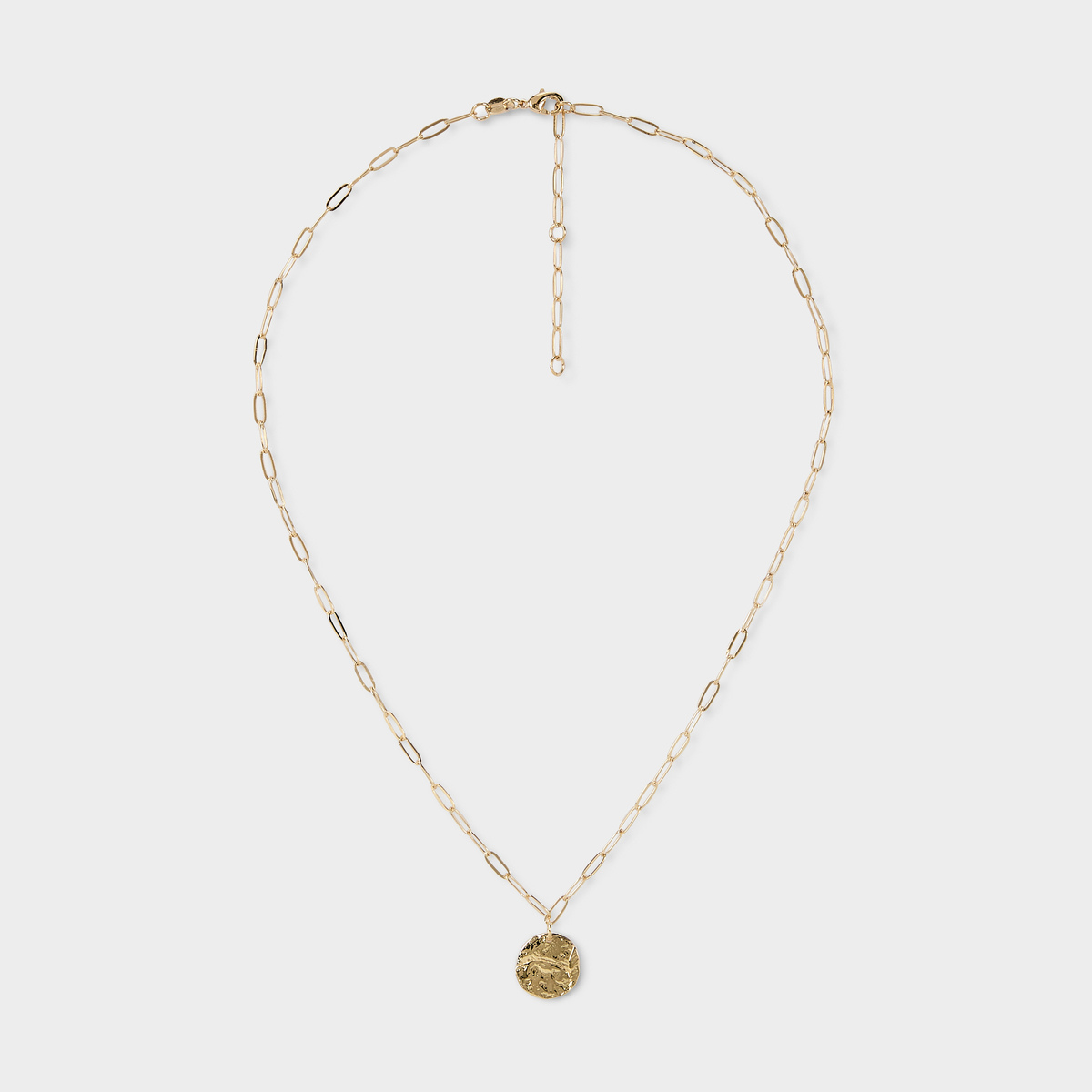 Collier breloque martelée sur chaîne à maillons plaqué or