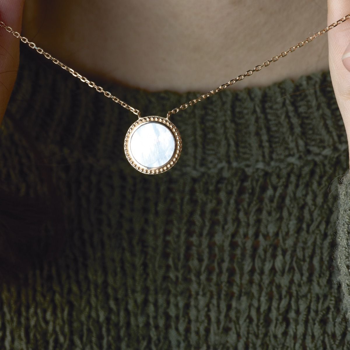 Collier nacre ronde perlée sur chaîne plaqué or