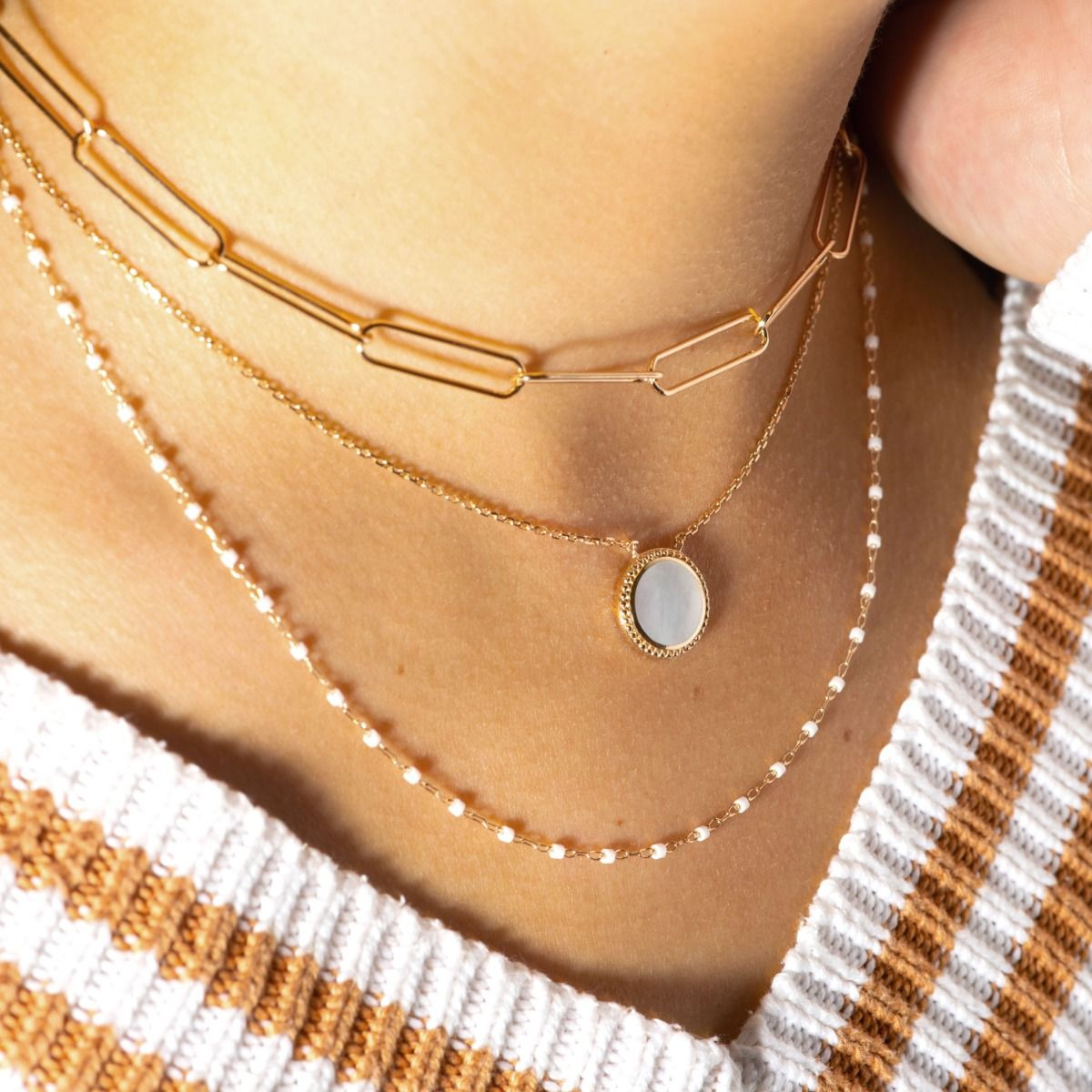 Collier nacre ronde perlée sur chaîne plaqué or