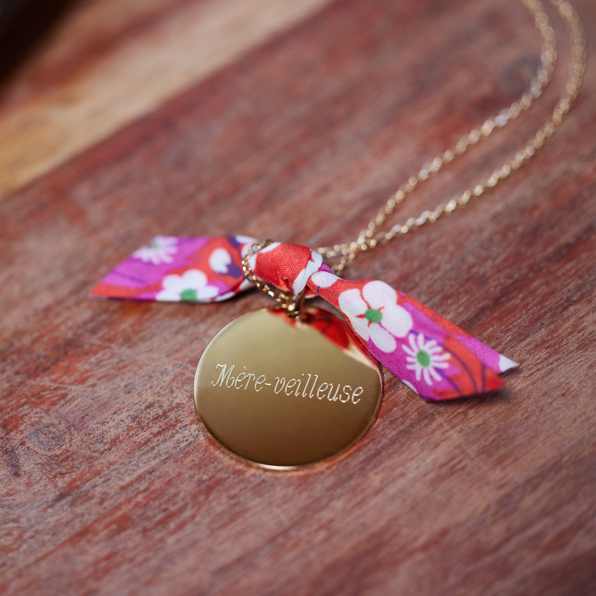 Collier grande médaille sur chaîne forçat plaqué or