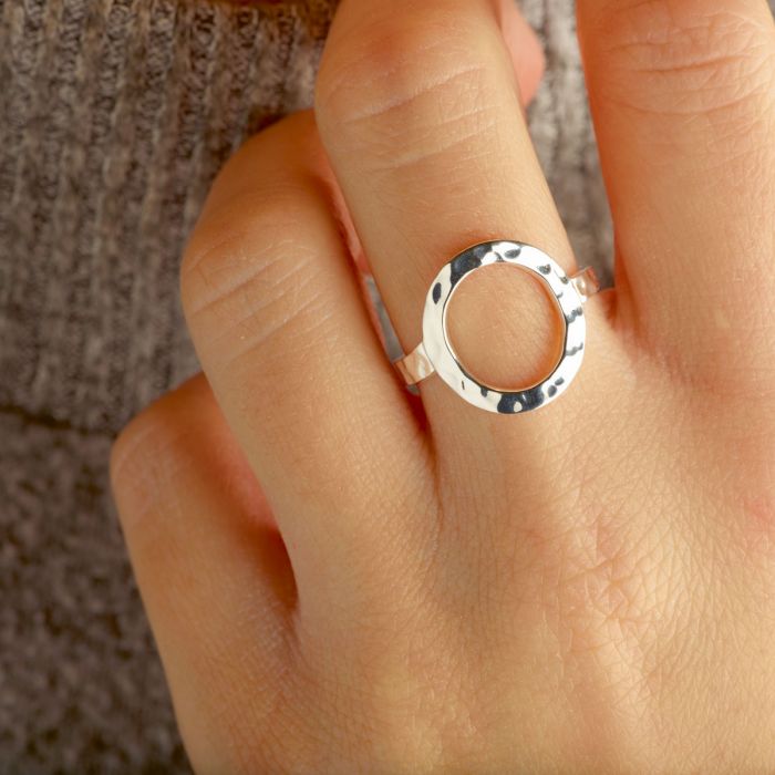 Bague Ô martelée argent