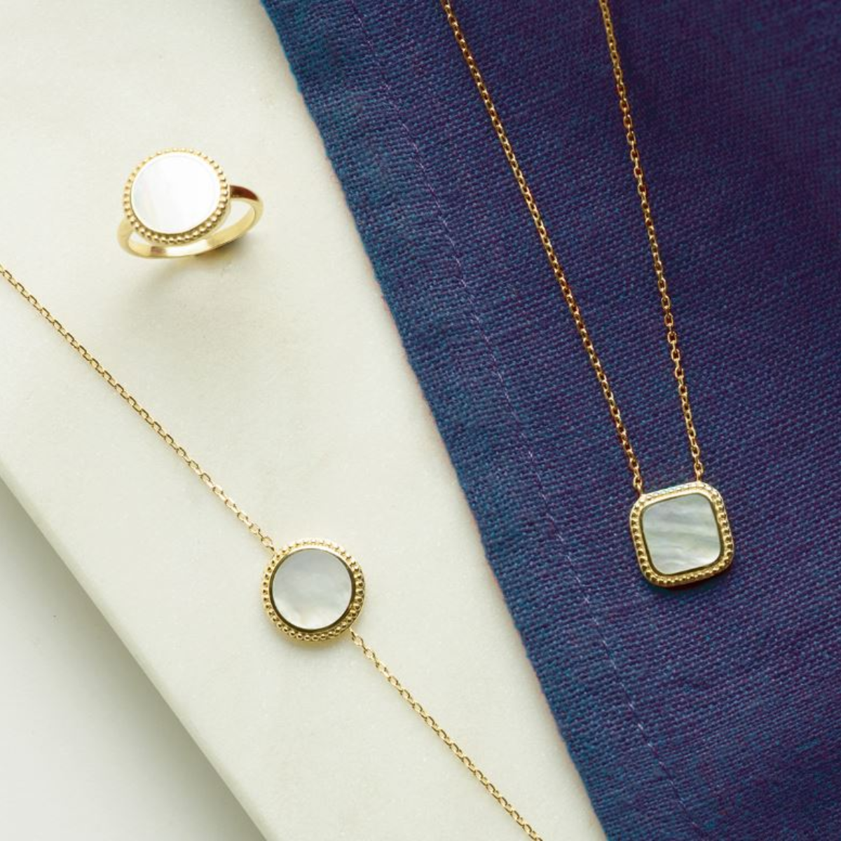 Bague nacre ronde perlee en plaque or