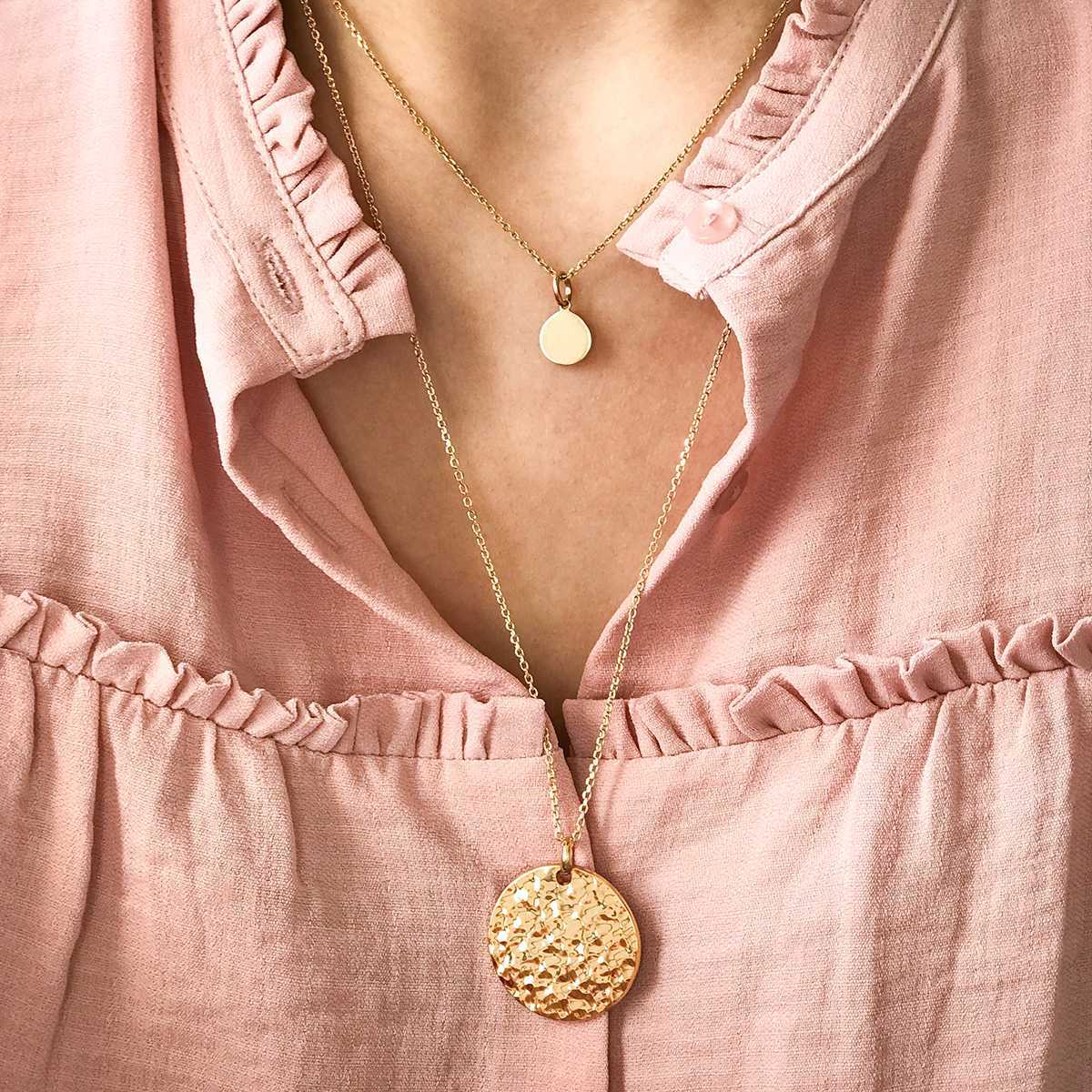 Collier 1 mini breloque sur chaîne forçat en plaqué or