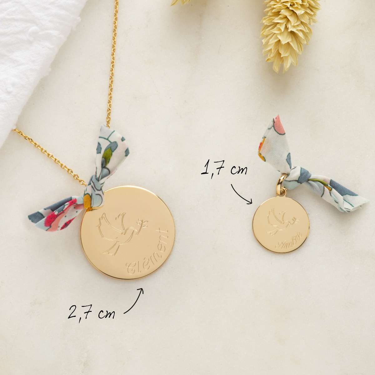 Collier médaille colombe et prénom sur chaîne plaqué or