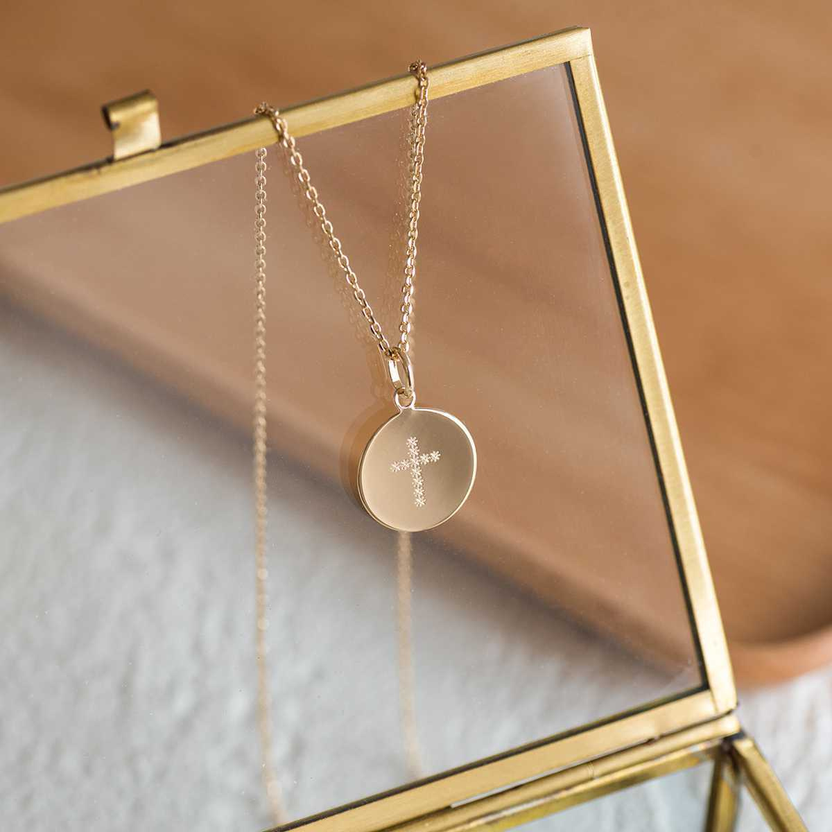 Collier petite médaille croix plaqué or gravure étoilée