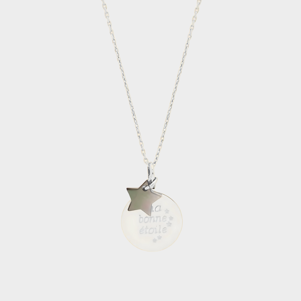 Collier petite médaille plate et nacre fine sur chaîne forçat argent