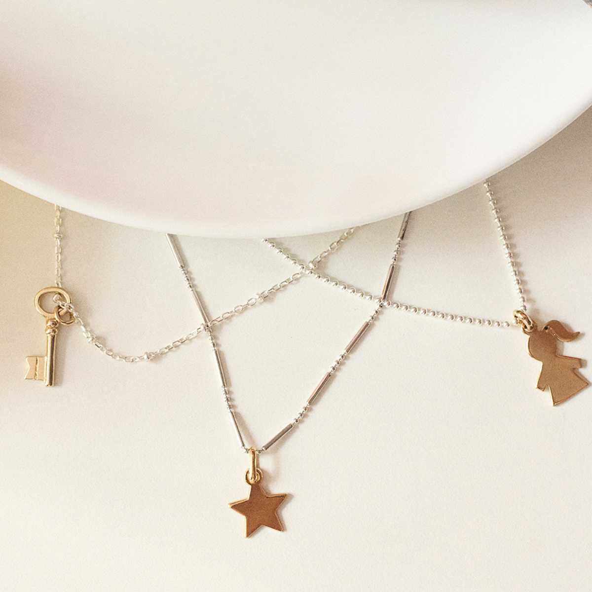 Collier breloques sur chaîne petites billes