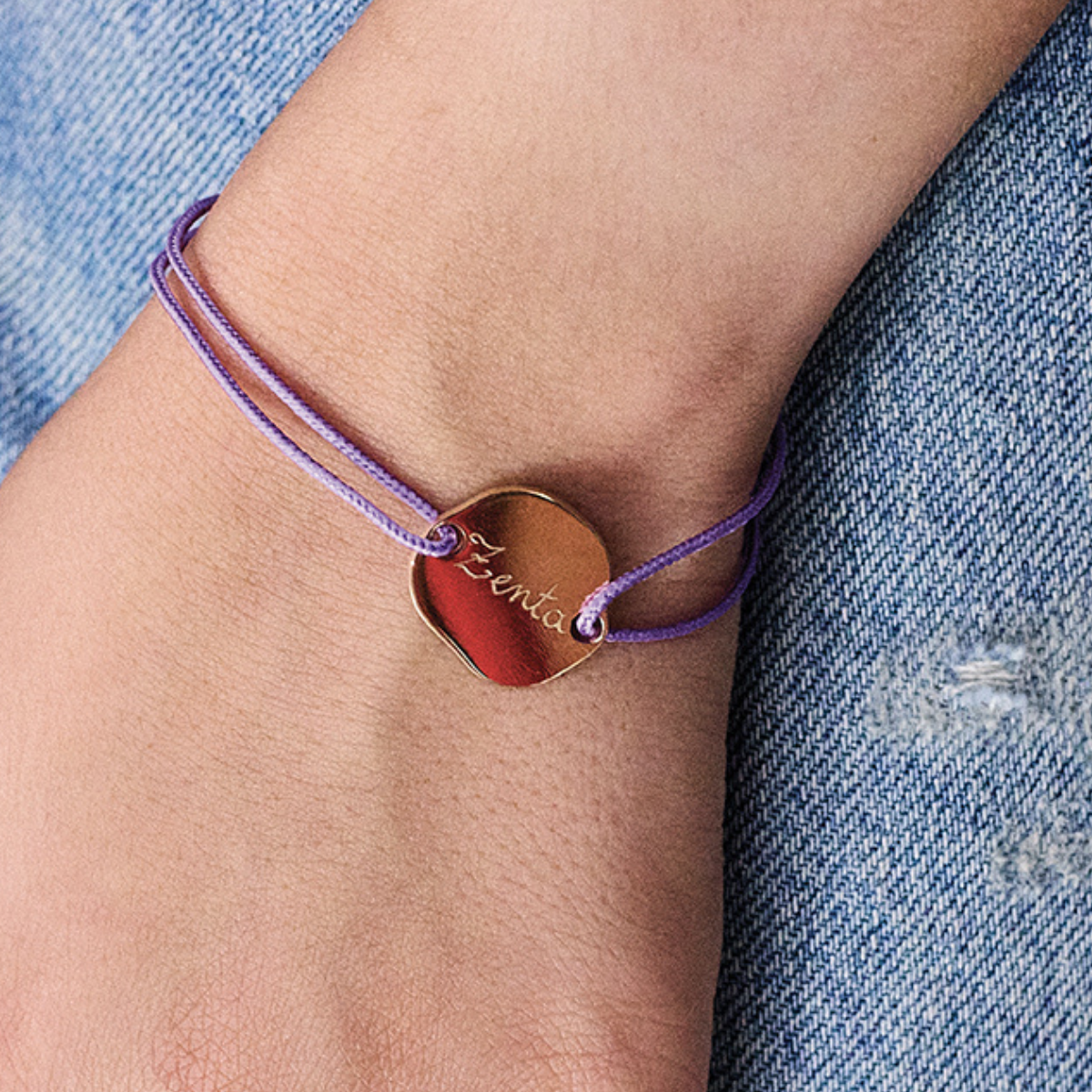 Bracelet mini jeton irrégulier plaqué or sur coton fin