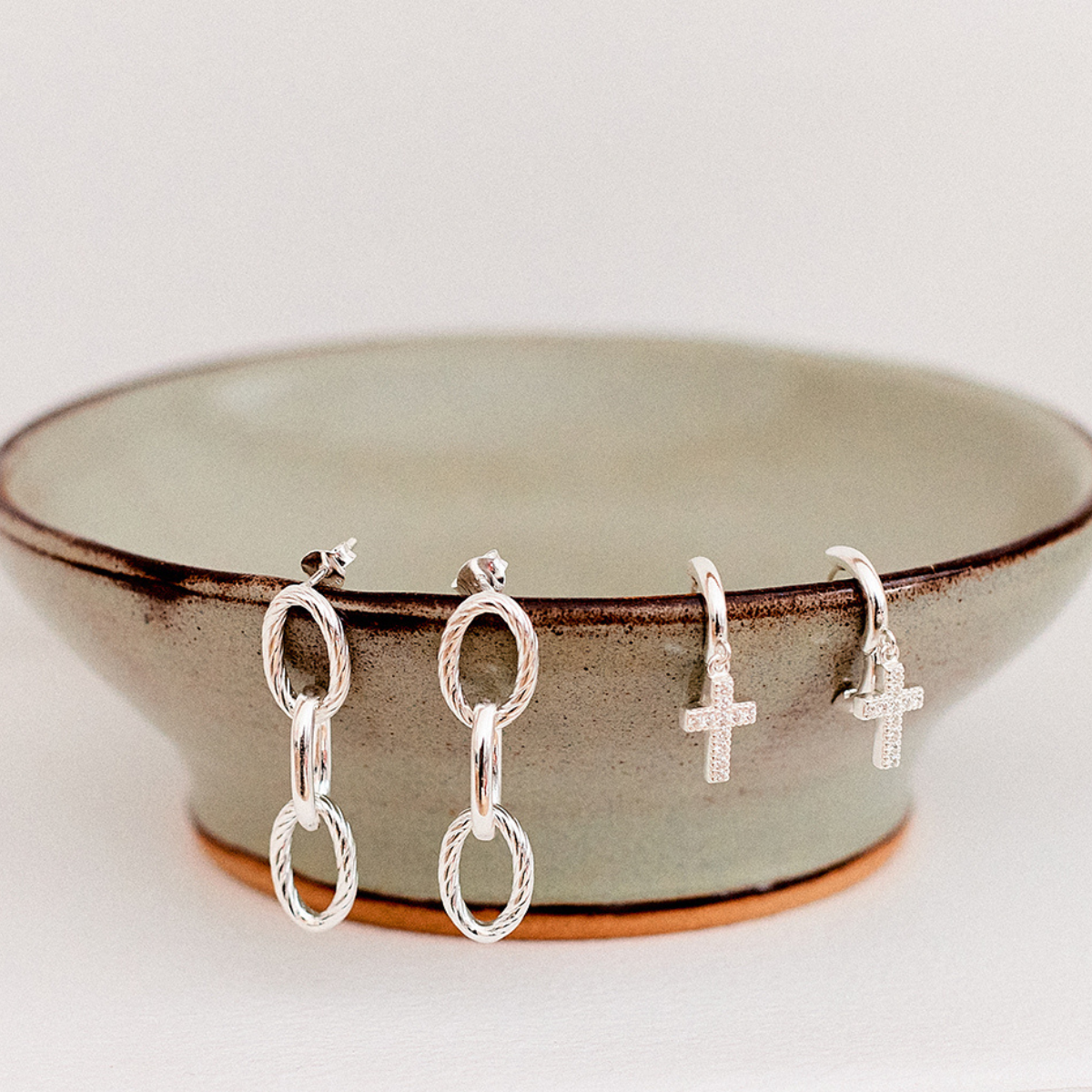 Boucles d'oreilles mini créoles croix pavée argent