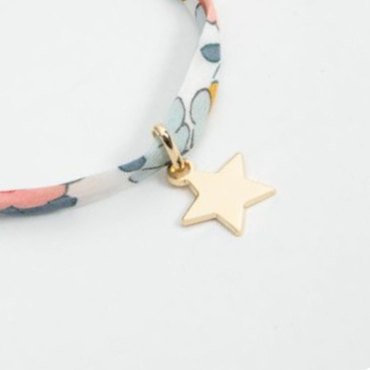 Bracelet 1 mini breloque plaqué or sur cordon liberty