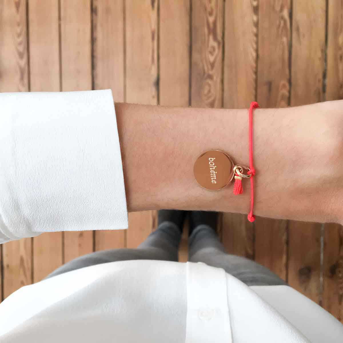 Bracelet petite médaille à message et mini pompon plaqué or