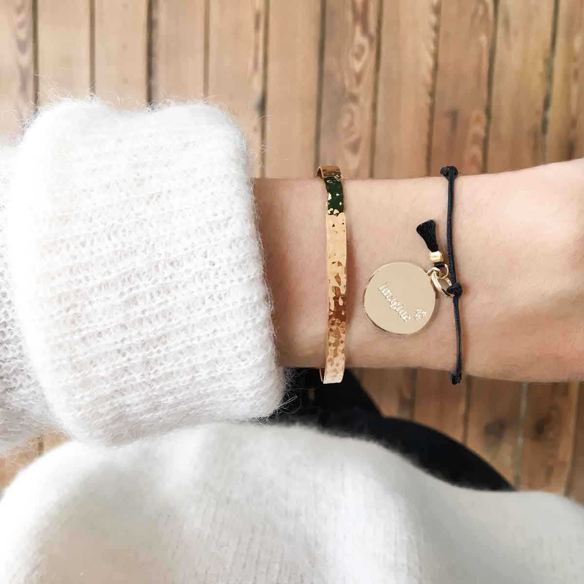 Bracelet petite médaille à message et mini pompon plaqué or