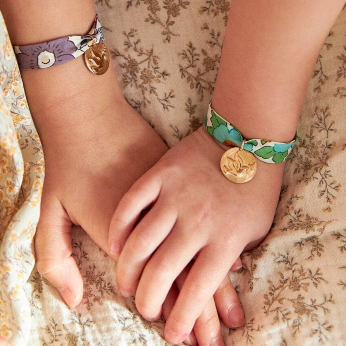 Bracelet grigri Colombe sur ruban Liberty