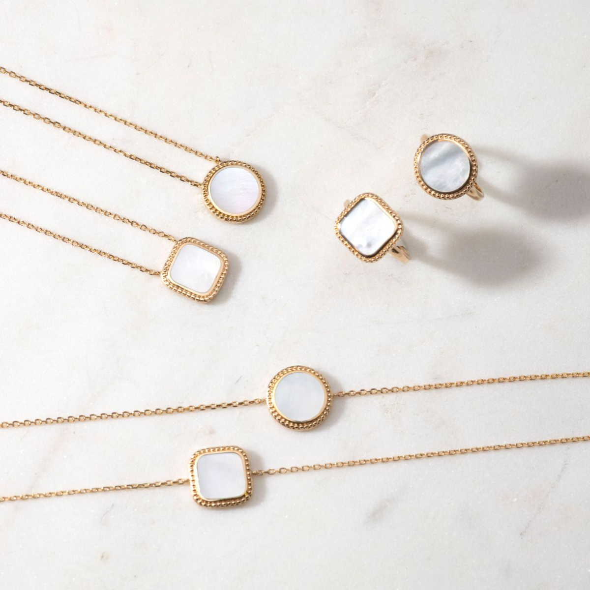 Collier nacre carrée perlée sur chaîne plaqué or