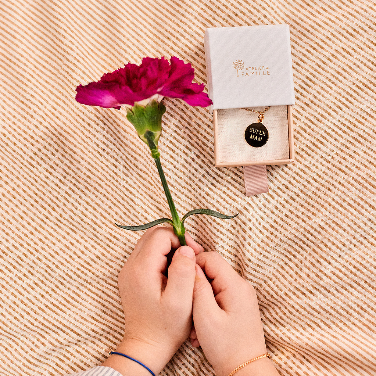 Collier 1 breloque sur chaîne maille forçat plaqué or