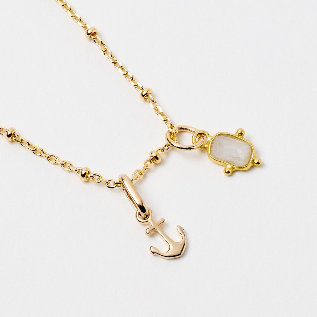 Collier gris-gris sur chaîne perlée