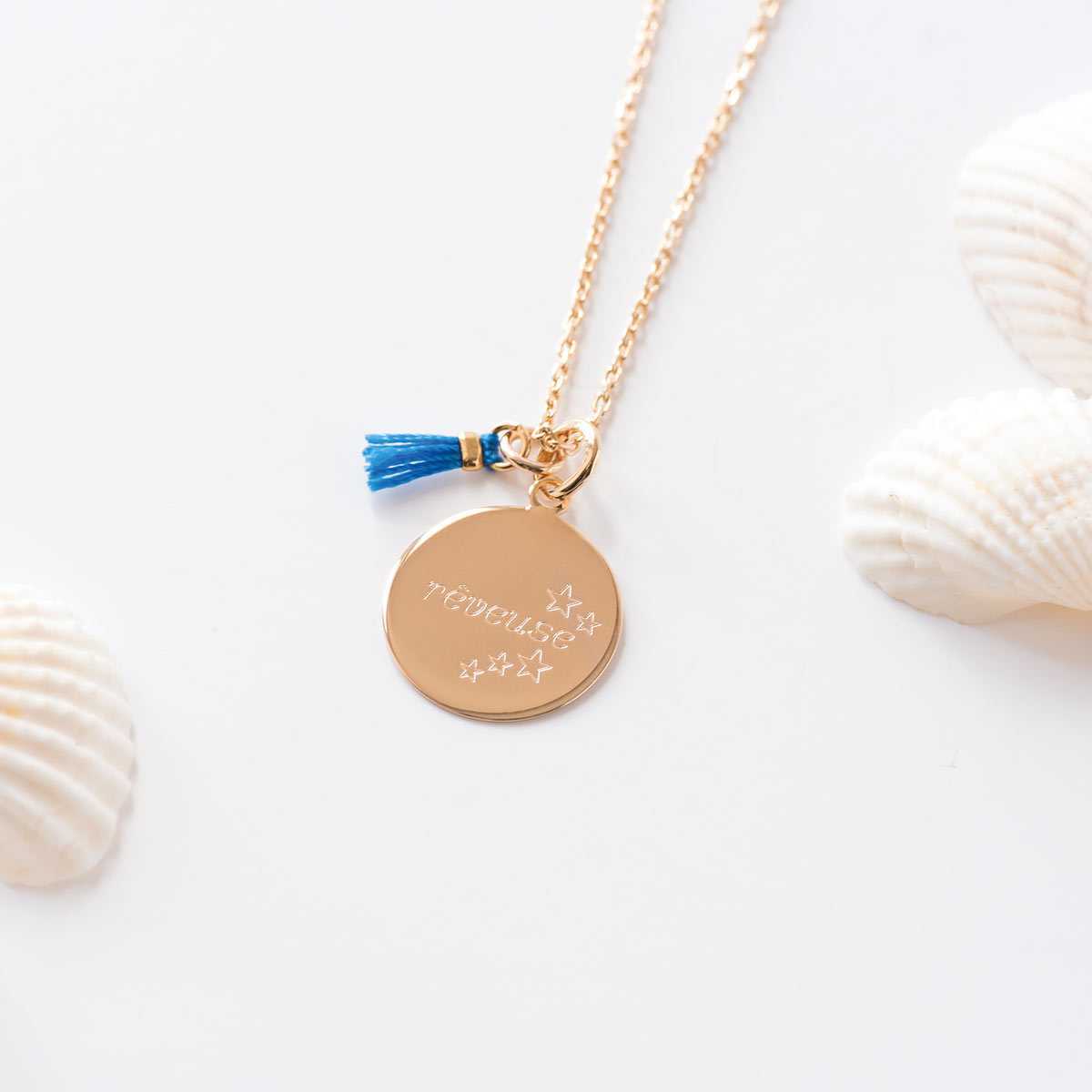 Collier petite médaille à message et pompon sur chaîne forçat plaqué or