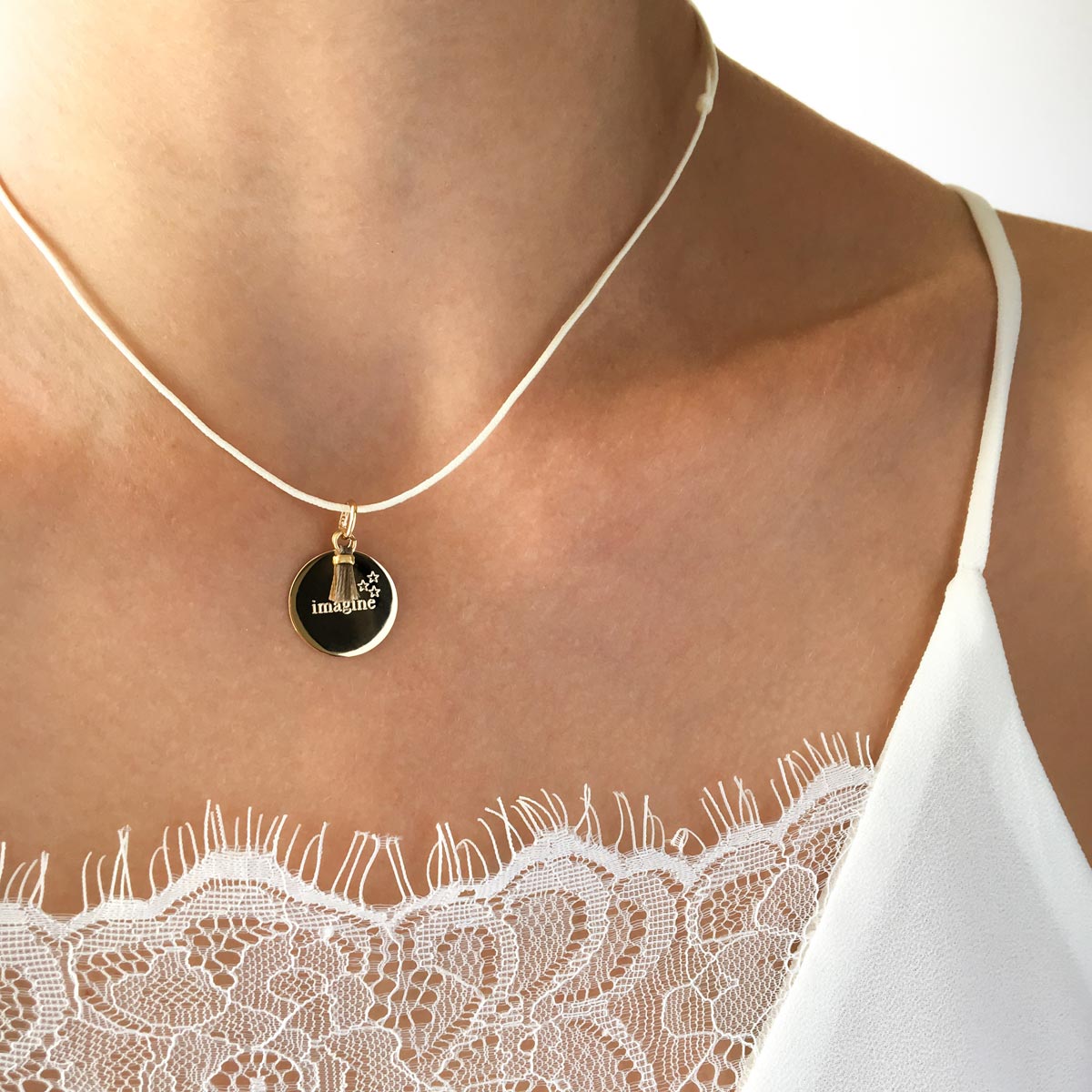 Collier petite médaille et pompon sur lien coton plaqué or