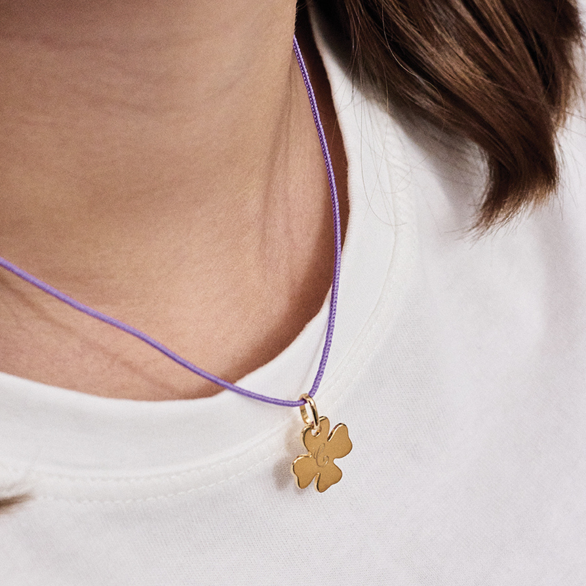 Collier 1 breloque sur lien coton plaqué or