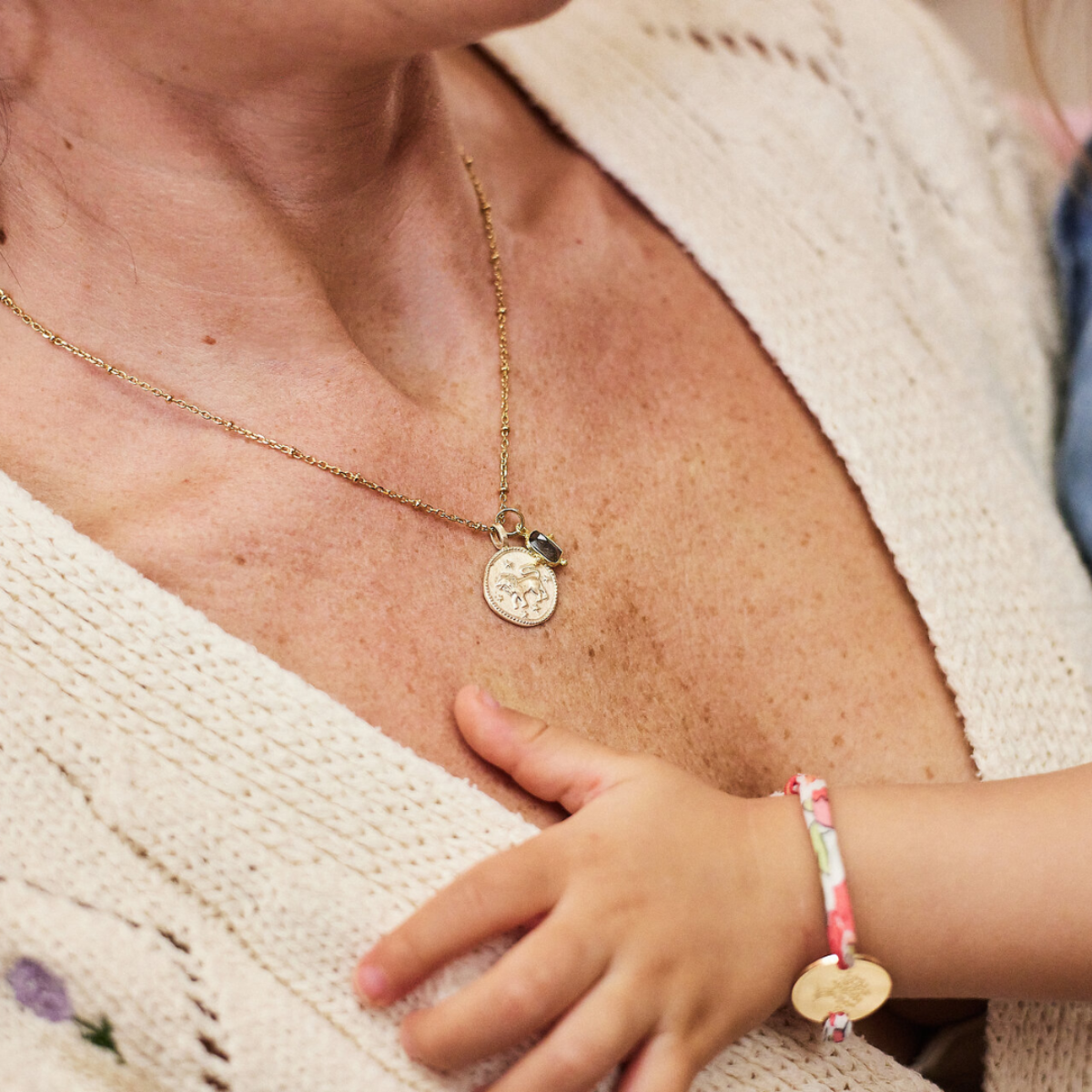 Collier astro et amulette sur chaîne perlée plaqué or