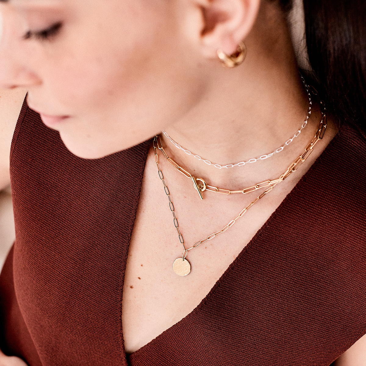 Collier breloque martelée sur chaîne à maillons plaqué or