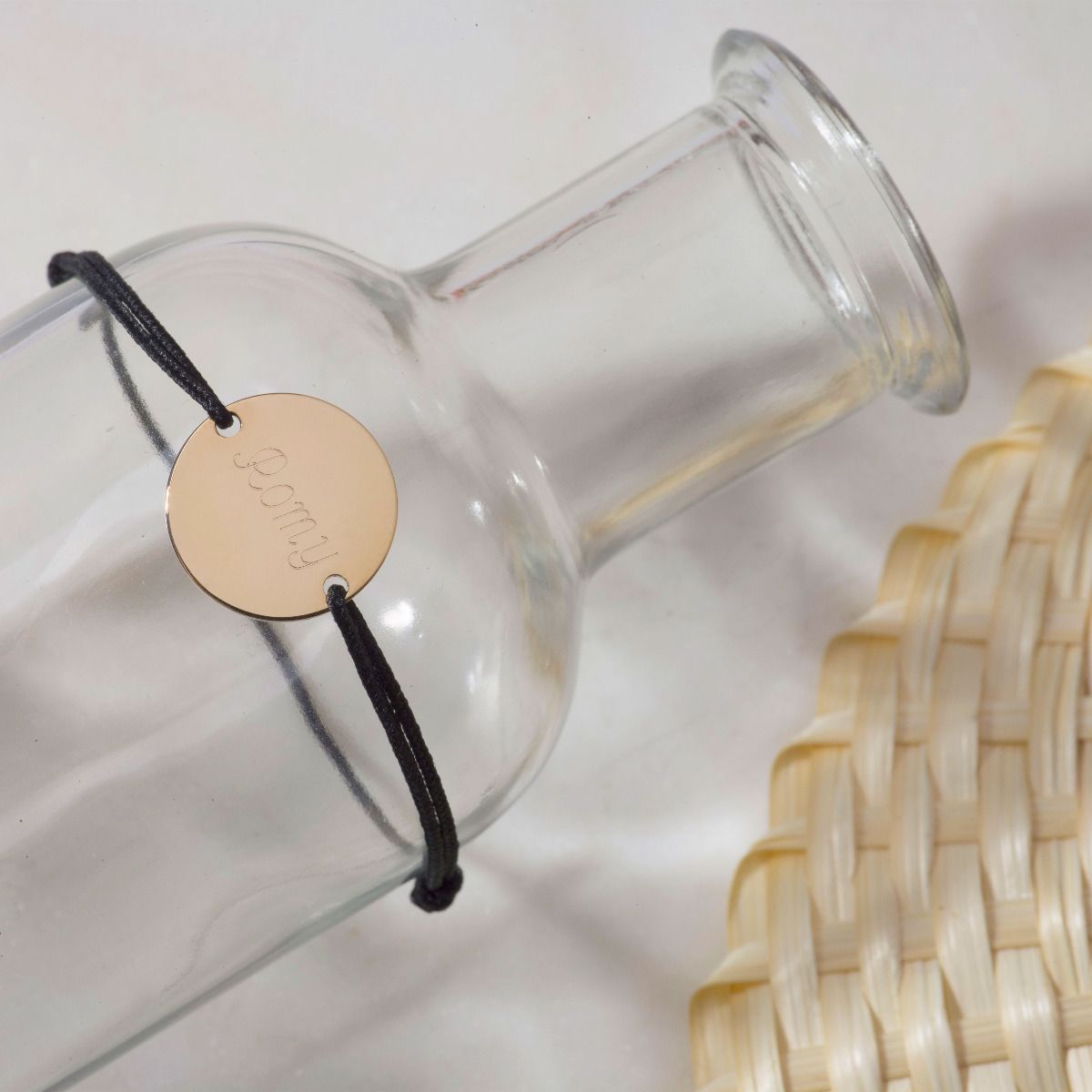 Bracelet cordon avec médaille gravée plaqué or