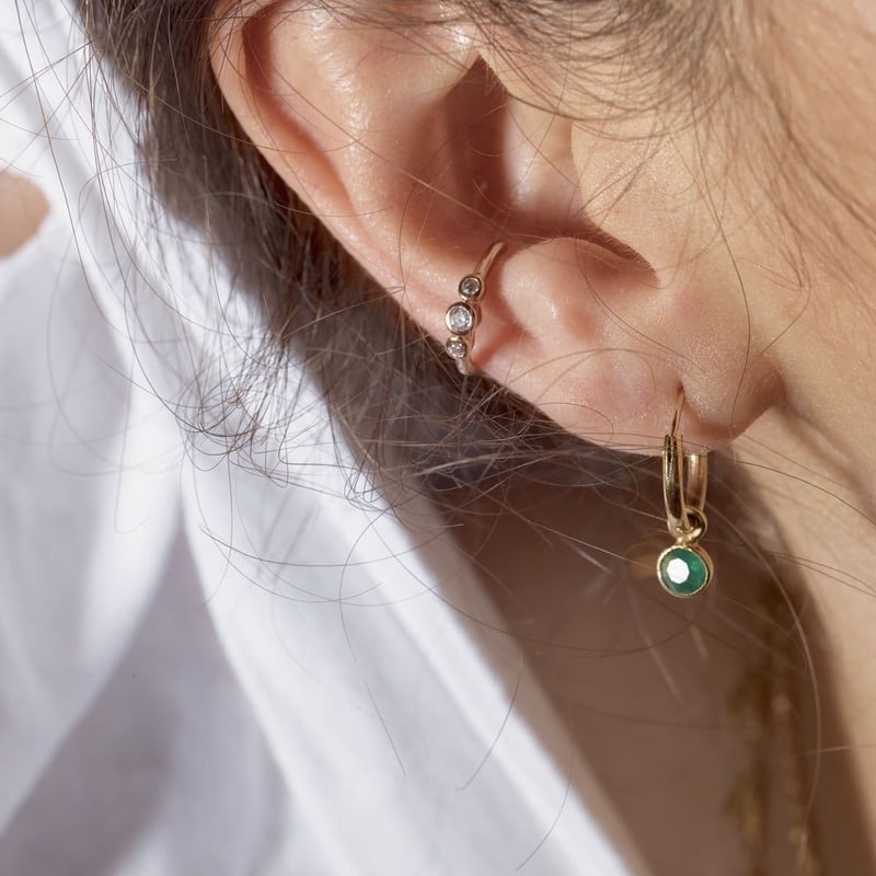 Quelles boucles d’oreilles porter avec des cheveux mi-longs ?