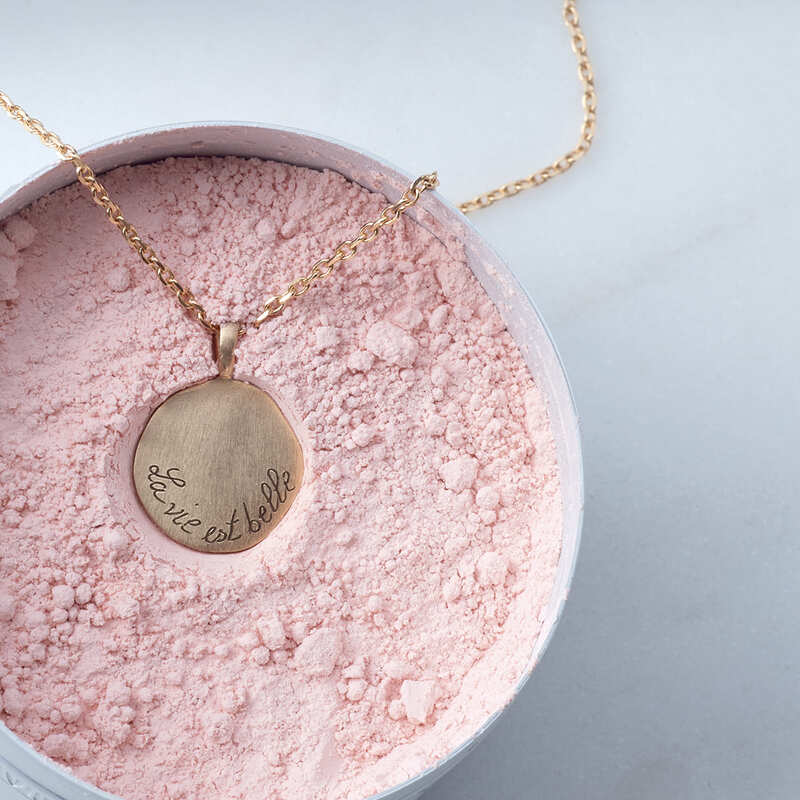 Quel collier porter avec une robe à col rond ?