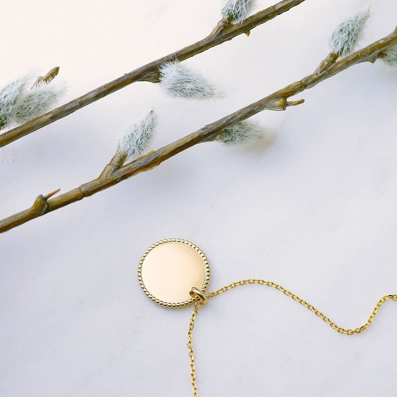 Quel collier porter avec une robe ras du cou ?