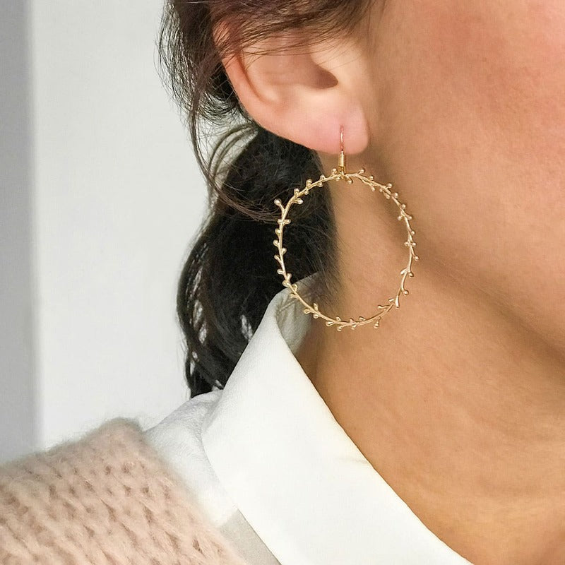 Quelles boucles d’oreilles porter avec des cheveux courts ?