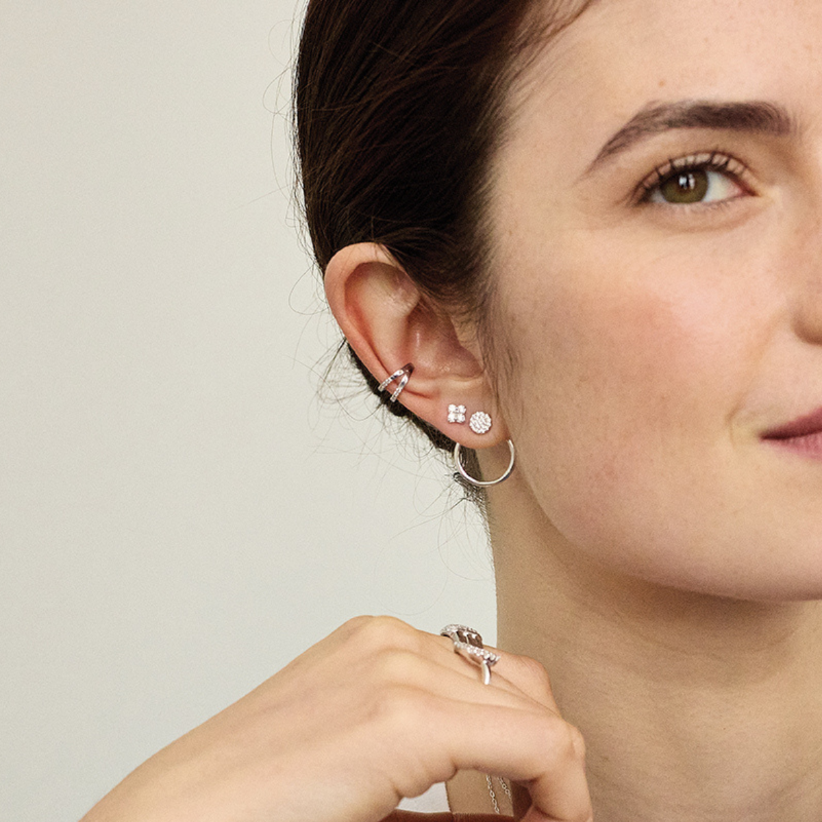Ear cuffs et piercings : le duo gagnant