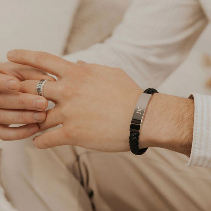 Que choisir entre un bracelet en cuir et un bracelet en acier pour homme ?