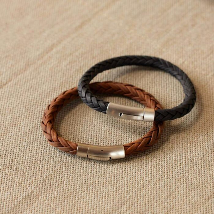Quels sont les styles de bracelets en cuir les plus populaires pour hommes ?