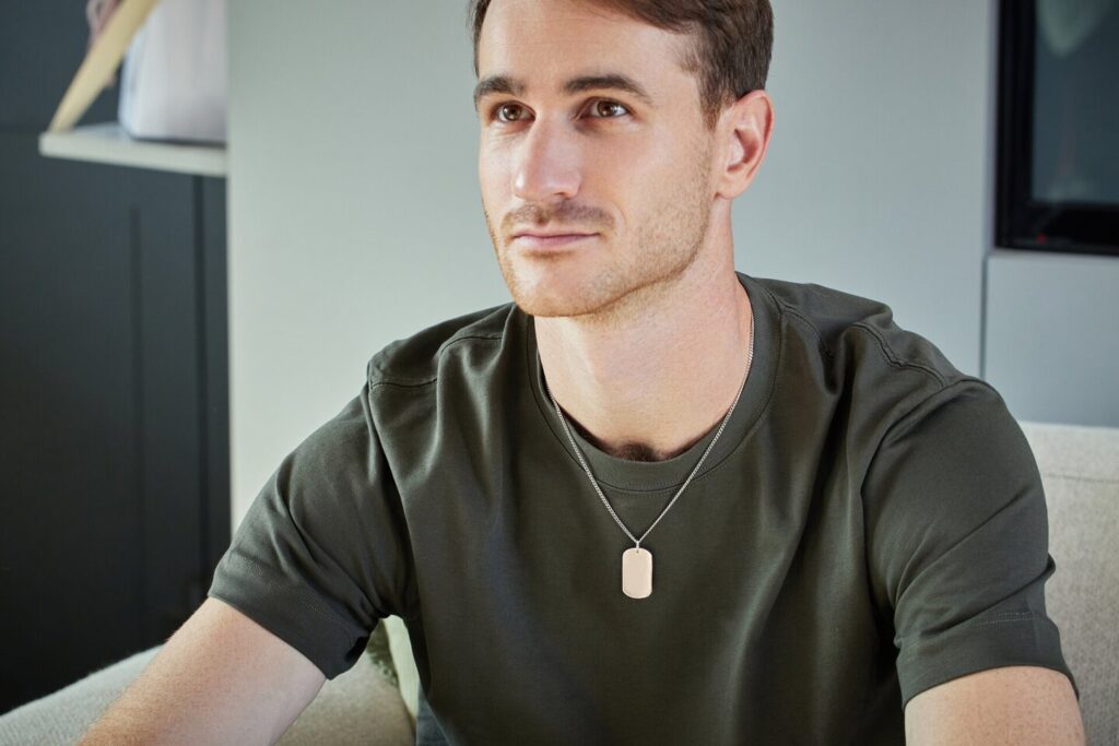 Comment superposer les colliers hommes ?