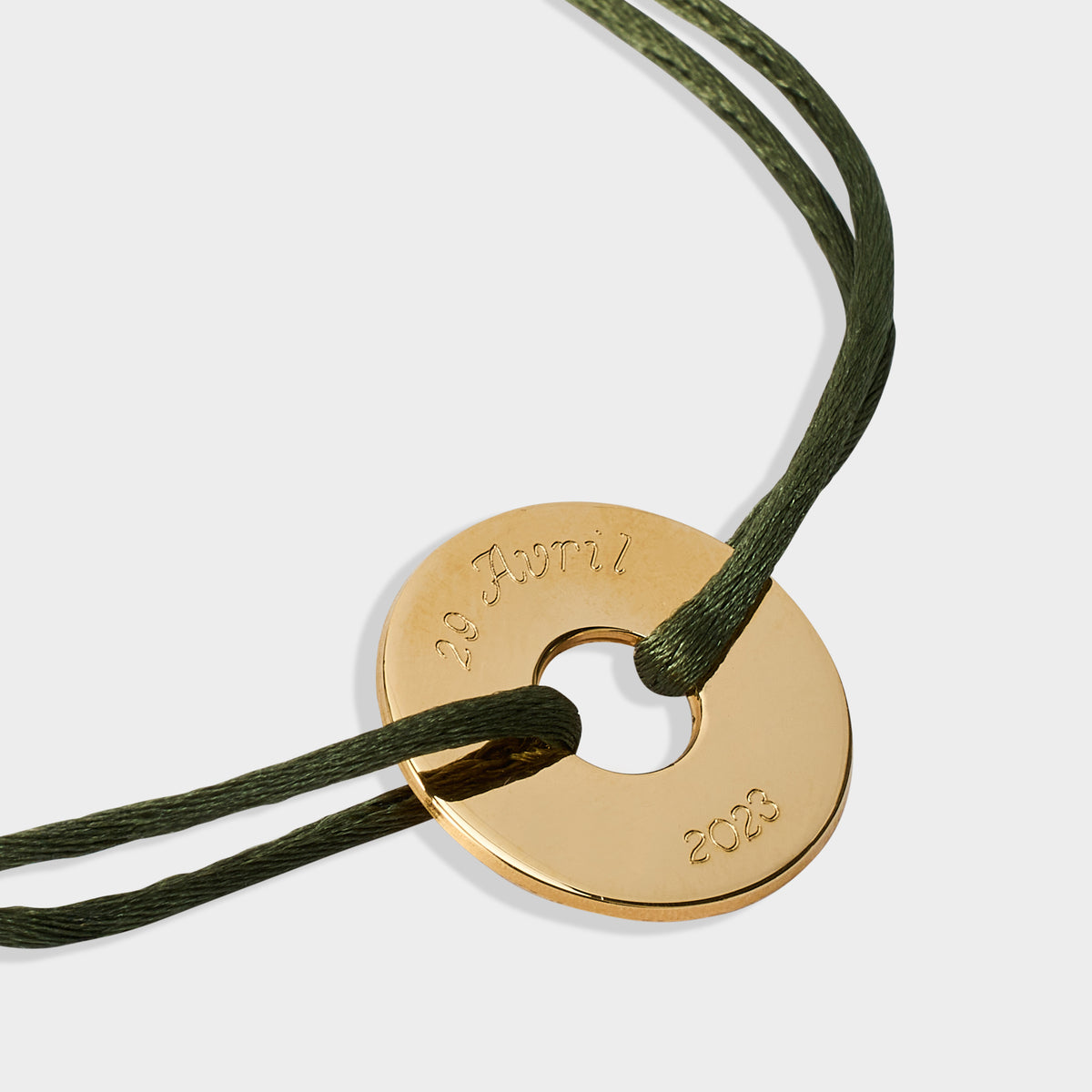 Bracelet petite cible plaqué or sur lien satin