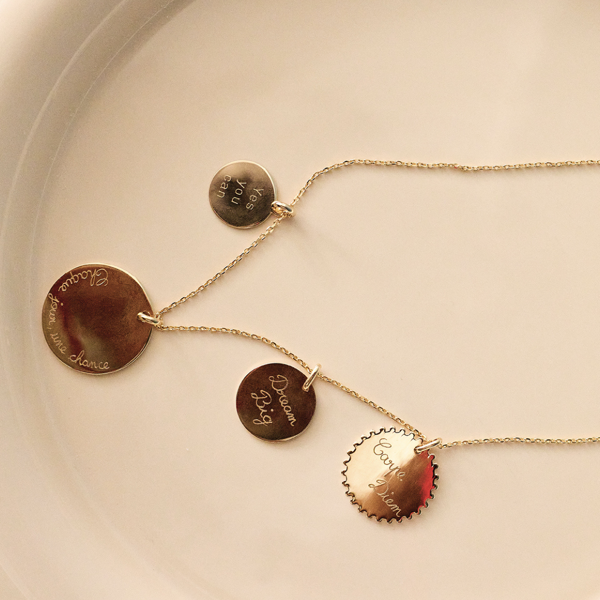Collier mantra plaqué or – Petite médaille