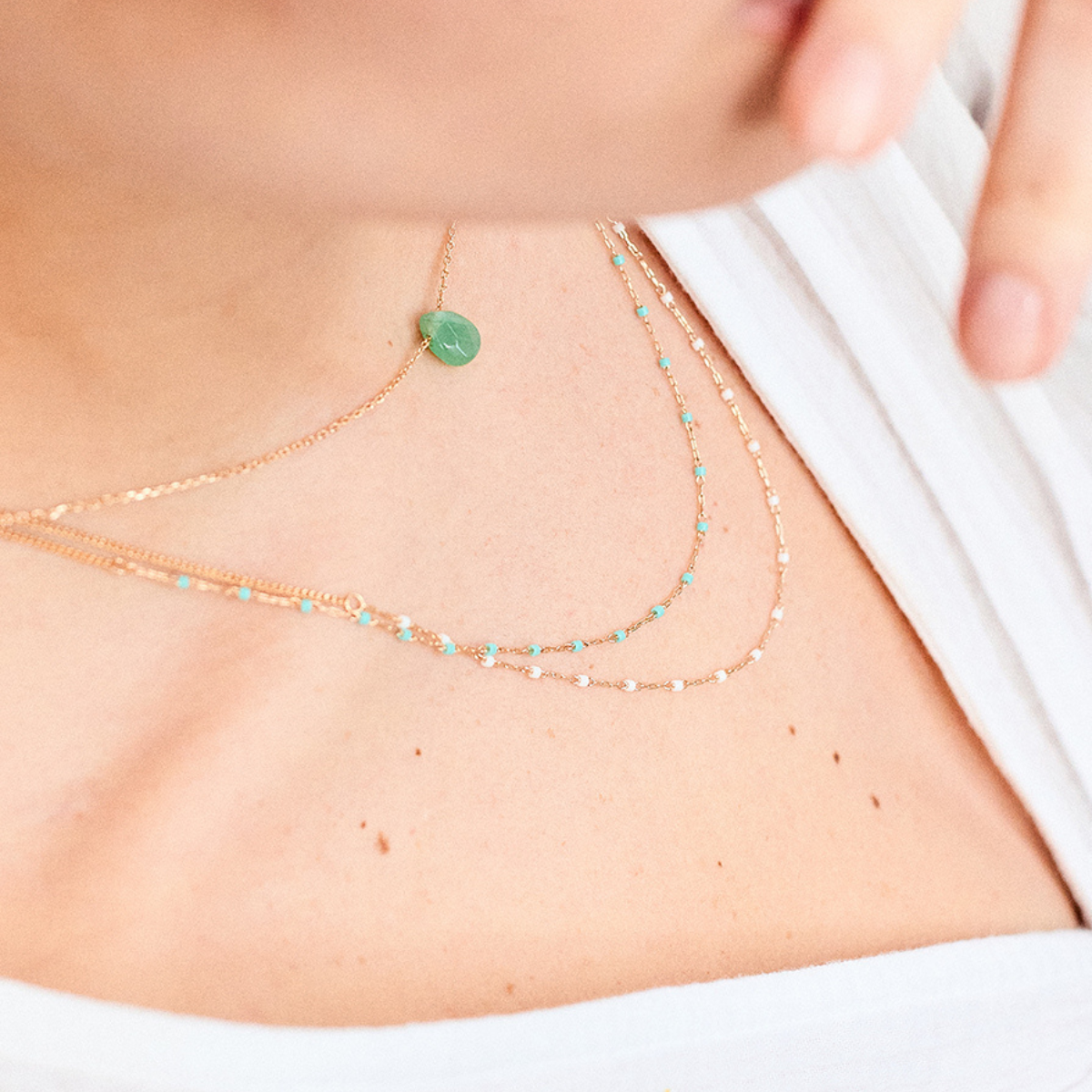 Collier goutte pierre verte sur chaîne plaqué or